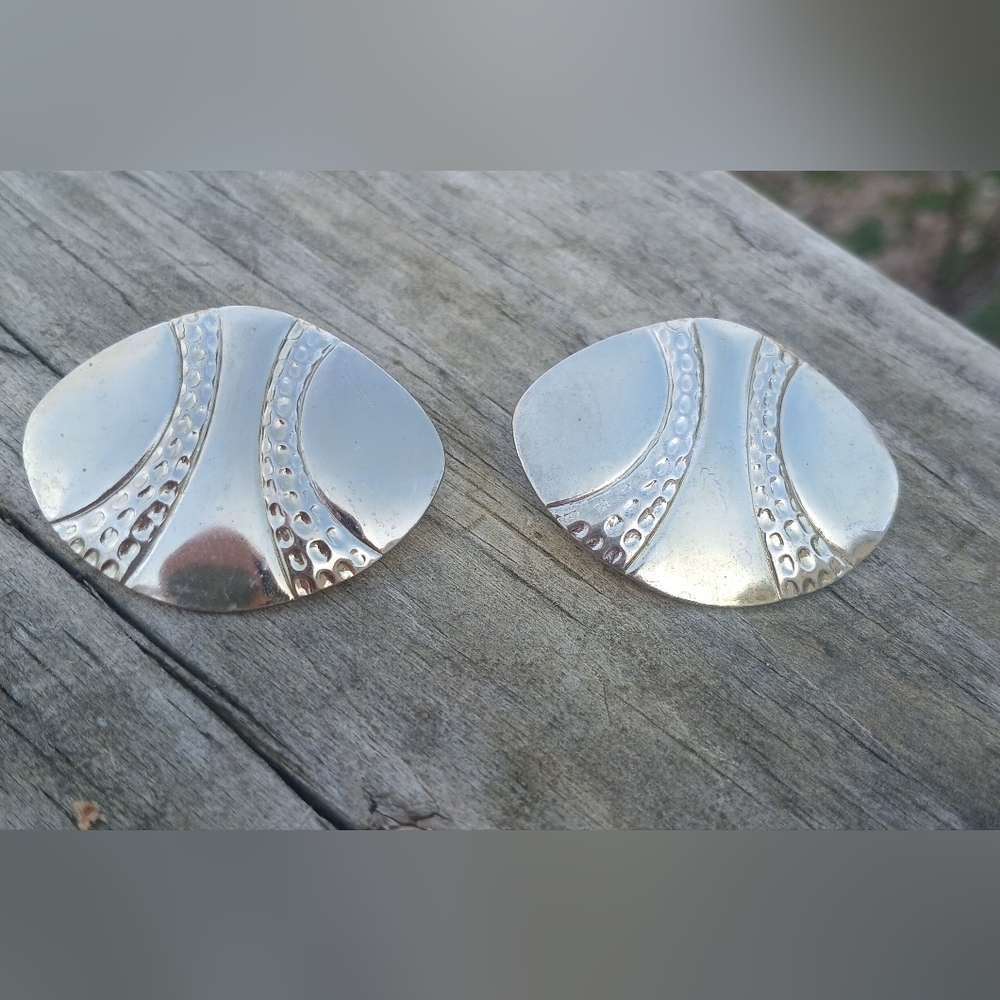 Beautiful Vintage Silver Tone Oval Shape Earrings Pierced 1x1.5"